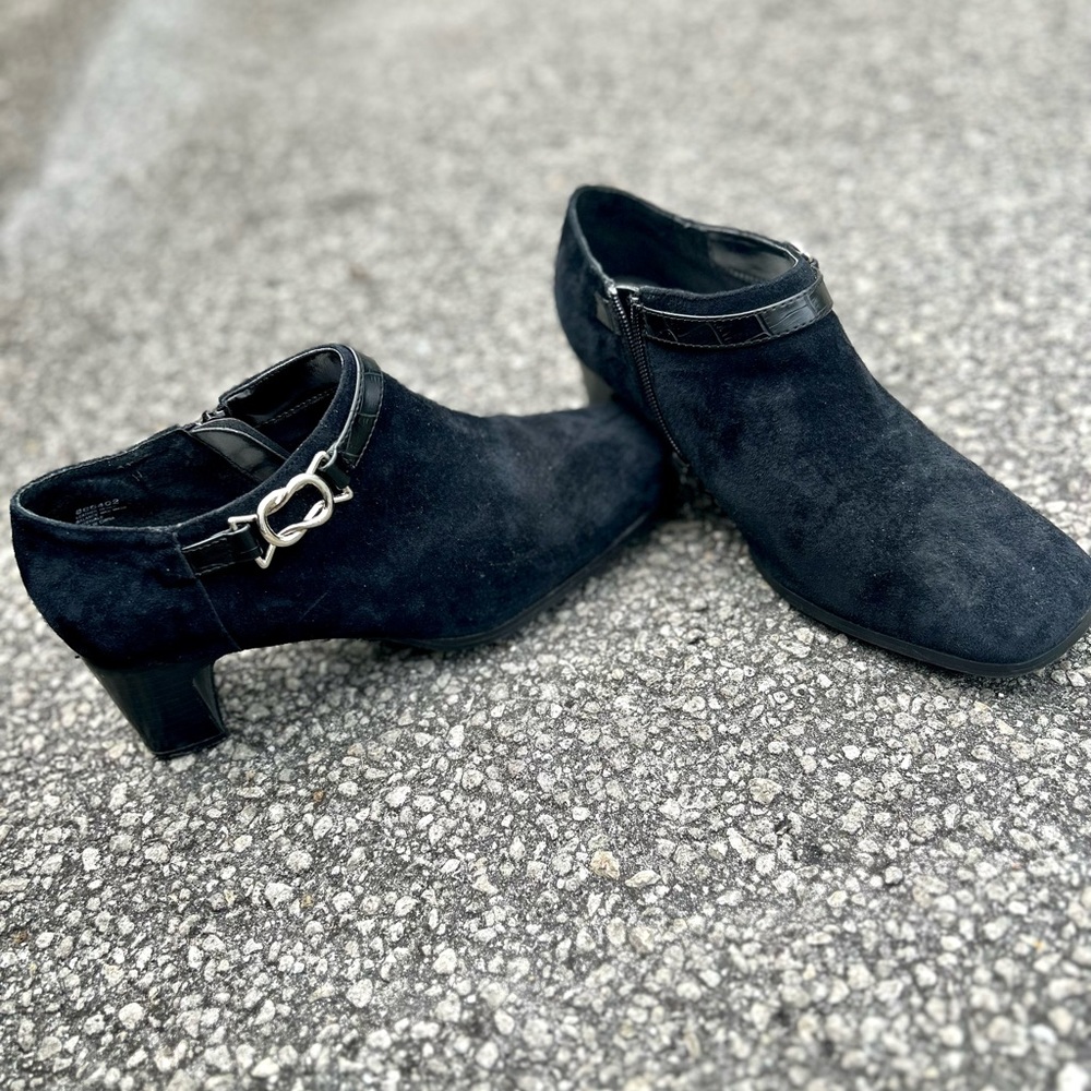 Woman’s black boot heel size 9 wide